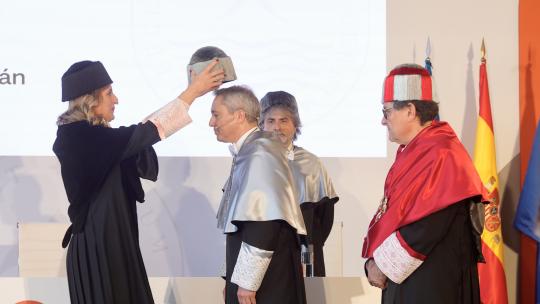Nombramiento doctor honoris causa Vicente Valles, rectora Dra. Eva María Giner imponiendo el birrete doctoral durante la ceremonia de investidura
