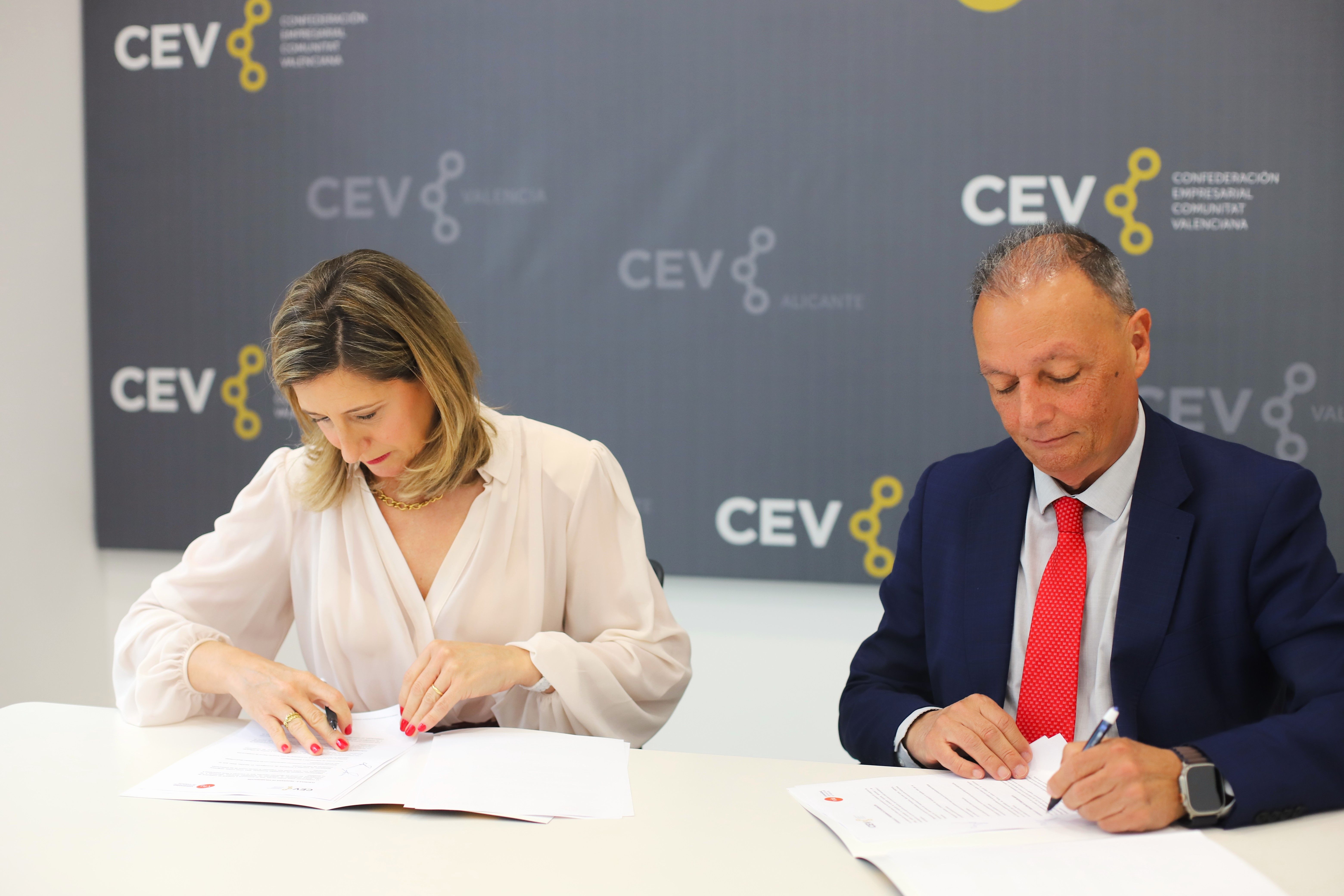 Convenio VIU-CEV firma Dra. Eva Marí Giner, rectora de VIU y Salvador Navarro, presidente de la CEV